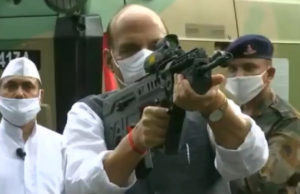 रक्षा मंत्री ने किया शस्त्र पूजन, भारत की जमीन को लेकर दुश्मनों को दी चेतावनी