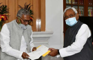नीतीश कुमार ने CM पद से राज्यपाल को सौंपा इस्तीफा, विधानसभा भंग करने की सिफारिश
