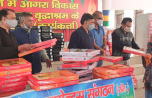 आगरा रेडीमेड गारमेंट संगठन ने बुजुर्गों के साथ मनाई दीपावली