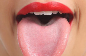 जानिए कैसे हटाएँ जीभ पर आए काले धब्बों को?