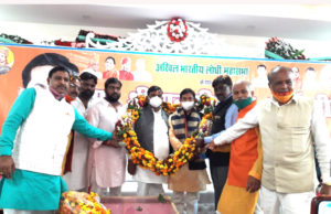 राज्यसभा सांसद बीएल वर्मा के आगरा आगमन पर कार्यकर्ताओं ने किया जोरदार स्वागत