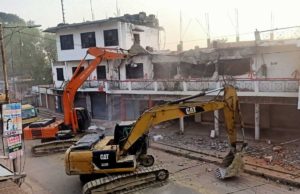 मुख्तार अंसारी के होटल पर योगी सरकार का चला बुल्डोजर
