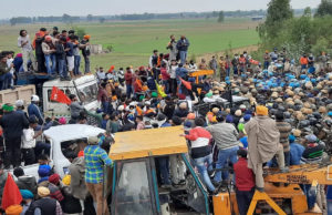 पंजाब हरियाणा सीमा पर किसानों का प्रदर्शन, बेरिकेड्स तोड़े, पुलिस का लाठीचार्ज