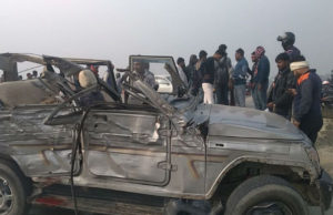 बोलेरो और बस की भीषण भिड़ंत में तीन लोगों की मौत