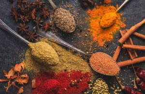 गधे की लीद, रंग और कैमिकल के मिश्रण का मसाला, पुलिस ने मारा छापा