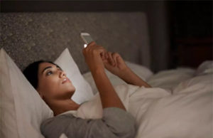 रात में भूलकर भी न करें मोबाइल का इस्तेमाल