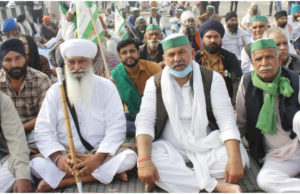 किसानों ने मनाया “शहीद दिवस”, पंजाब और अमेरिका से मिल रही ठण्ड में सहायता