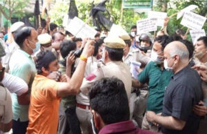 बीजेपी नेताओं ने डिप्टी CM मनीष सिसोदिया के आवास के बाहर किया प्रदर्शन, कई प्रदर्शनकारी हिरासत में