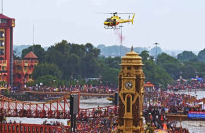 कांवड़ियों पर हुई हेलीकॉप्टर से पुष्प वर्षा