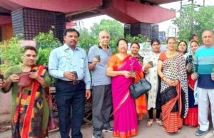 गौ सेवा के बाद किया तुलसी और खिचड़ी का वितरण