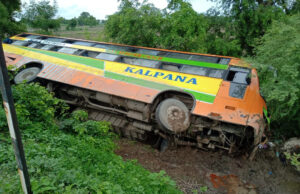 ब्रेक फेल होने से खाई में पलटी बस, 4 को लगी मामूली चोट