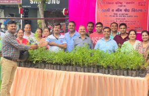 भाविप समर्पण ने लोगों को तुलसी व नीम के पौध वितरित कर किया पर्यावरण के प्रति जागरूक