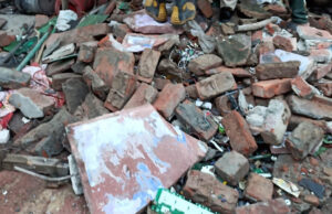 दिल्ली के मुस्तफाबाद में गिरी तीन मंजिला इमारत, पूरे इलाके में मची अफरा-तफरी