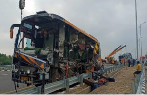 पूर्वांचल एक्सप्रेस पर दो बसों की टक्कर में आठ यात्रियों की मौत