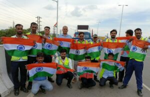 सिकंदरा से आगरा ट्रेड सेंटर तक 20 किमी तिरंगा झंडे लगा एफमेक ने बनाया बड़ा रिकार्ड