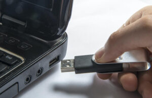 रिमूवेबल मीडिया से डेटा लीक के मामले बढे:डेटा सेफ्टी के लिए बड़ा संकट बन रही हैं रिमूवेबल डिवाइस