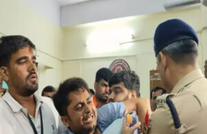 ABVP के राष्ट्रीय मंत्री चुनाव अधिकारी को मारने दौड़े, कर्मचारियों ने खुद को किया लॉक