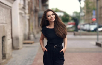 अपने लुक को इंस्टेंट बोल्ड टच देना चाहती हैं तो ब्लैक आउटफिट के साथ करें मेकअप