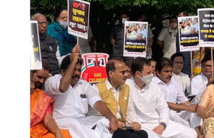 कांग्रेस विधायकों ने महंगाई, बेरोजगारी पर किया प्रदर्शन