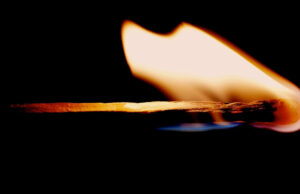 नोएडा में पिता पर माचिस की तीली से दागने का आरोप