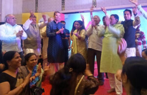 अनूठा होली मिलन, डॉक्टर्स के साथ मरीजों ने लगाए ठुमके