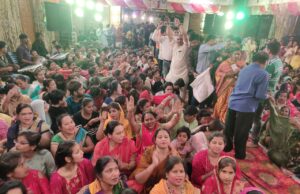 होली की मस्ती में जयकारे लगाते भजनों पर झूमे भक्त