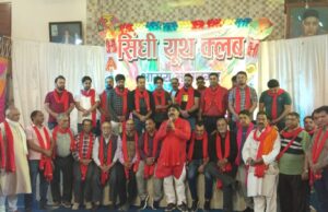 उड़ते गुलालों के बीच मस्ती भरे गीतों पर थिरकते