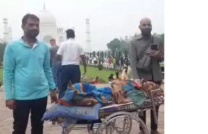 सराहनीय : मां को ताजमहल दिखाने स्ट्रैचर पर लेकर पहुंचा