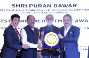 देश की राजधानी में सम्मानित हुए पूरन डावर एवं गोपाल गुप्ता सहित आगरा के कई जूता उद्यमी