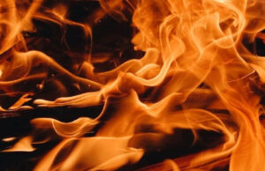 शॉर्ट सर्किट से जूता फैक्ट्री में लगी आग, लाखों का सामान जलकर खाक