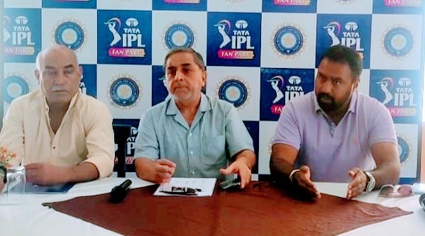 aaa आयोजन की जानकारी देते जिला क्रिकेट एसोसिएशन के अध्यक्ष सुनील जोशन व सचिव प्रकाशेष कौशल और बीसीसीआई के अमित सिद्धेश्वर