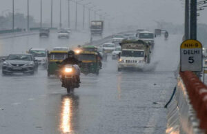 दिल्ली में टूटा बारिश का 41 सालों का रिकॉर्ड, तालाब में तब्दील हुई सड़कें