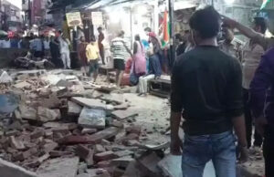 बांके बिहारी मंदिर के पास बंदरों की लड़ाई में मकान का छज्जा गिरा, पांच लोगों की मौत