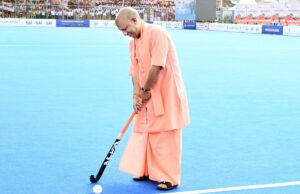 हॉकी के मैदान में उतरे सीएम योगी, स्टिक से लगाया जबरदस्त शॉट