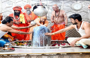 श्री महाकालेश्वर मंदिर पहुंच सीएम योगी आदित्यनाथ ने की विधि विधान से बाबा महाकाल की पूजा