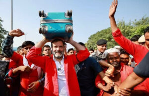 कुली बने राहुल गाँधी, सिर पर उठाया यात्रियों का सामान