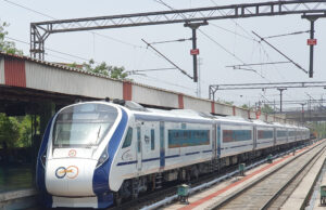 आगरा में वंदे भारत ट्रेन का इंजन हुआ फेल, कोच में फंसे रहे यात्री