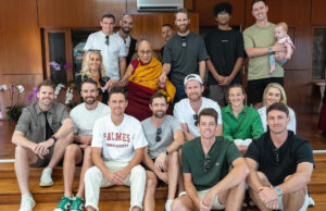 धर्मशाला के मैक्लोडगंज में धर्मगुरु दलाईलामा से मिले न्यूजीलैंड क्रिकेट टीम के खिलाड़ी