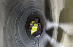 टनल से बेटे के बाहर आने से पहले ही पिता ने तोड़ा दम