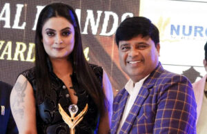 फिल्म अभिनेत्री ट्विंकल कपूर के हाथों पवन आगरी सम्मानित