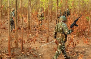 नक्सल प्रभावित बस्तर लोकसभा क्षेत्र में मतदानकर्मियों को हेलीकॉप्टर से ले जाया जाएगा