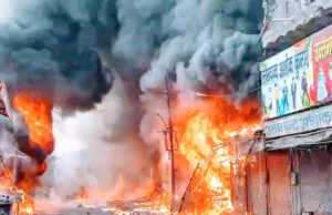 आगरा के सिंधी बाजार में भीषण आग, एक दर्जन दुकानें जलीं, डेढ़ घंटे तक जूझते रहे दमकलकर्मी