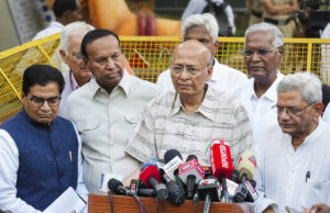 डाक मतपत्रों की पहले गिनती की घोषणा पर विपक्ष ने खुशी जताई