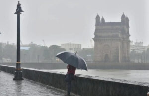 आर्थिक राजधानी मुंबई समेत महाराष्ट्र में भारी बारिश, धंस गई सड़क