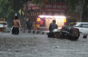 भारी बारिश के बीच दिल्ली में कई स्थानों की बिजली आपूर्ति बंद