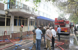 दिल्ली के सफदरजंग अस्पताल के आपात चिकित्सा भवन में आग लगी
