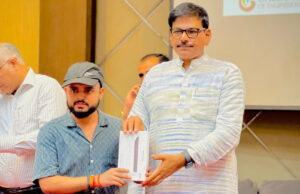 बच्चों के बेहतर भविष्य और इस तकनीकी युग में सहायक साबित होंगे टैबलेट और स्मार्टफोन: धीरेन्द्र सिंह