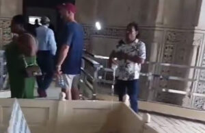 हिन्दू महासभा के 2 युवकों ने ताजमहल में कब्रों पर चढ़ाया गंगाजल