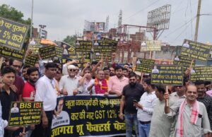 जीएसटी के विरोध में सड़क पर उतरे जूता व्यापारी, सरकार की मंशा पर उठाए सवाल