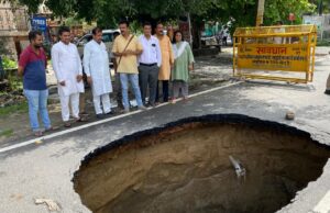 18वीं बार फिर धंसी दयालबाग की सौ फुटा रोड, बड़े हादसे के बने हालात